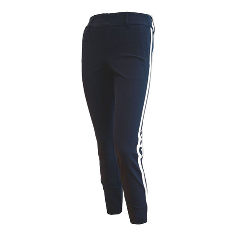 Dunkle Sporthose mit weißem Seitenstreifen auf neutralem Hintergrund