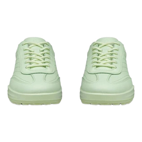 Paar hellgrüne Leder-Sneaker mit Schnürsenkeln und strukturierter Sohle, frontal auf weißem Hintergrund fotografiert
