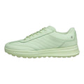 Mintgrüner Leder-Sneaker mit weißer Sohle, seitliche Ansicht auf weißem Hintergrund
