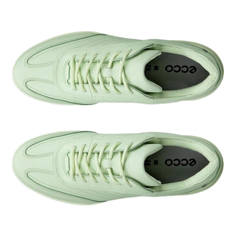 Draufsicht auf zwei mintgrüne Ecco-Sneaker mit Schnürsenkeln und schwarzem Innenfutter auf weißem Hintergrund
