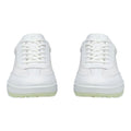 Paar weiße Sneaker mit mintgrüner Sohle, Frontalansicht auf neutralem weißem Hintergrund