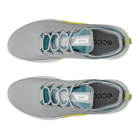 Ein Paar graue ECCO Sportschuhe mit türkis-gelben Akzenten, von oben auf weißem Hintergrund fotografiert