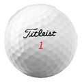 Weißer Titleist Golfball mit der Nummer 1 in Nahaufnahme