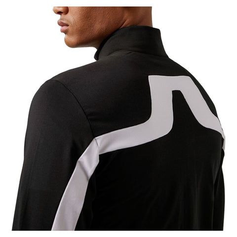 Schwarze Trainingsjacke mit weißem Seitenstreifen, Rückenansicht eines Sportlers