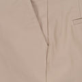 Detailaufnahme einer beigen Damenhose mit MOG-Label, zeigt hochwertige Nahtverarbeitung und Stofftextur