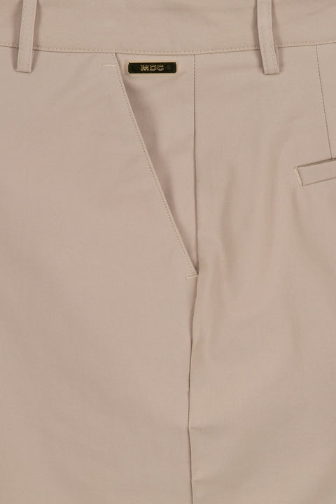 Detailaufnahme einer beigen Damenhose mit MOG-Label, zeigt hochwertige Nahtverarbeitung und Stofftextur