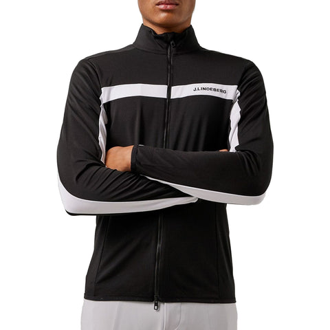 Schwarze Trainingsjacke von J.Lindeberg mit weißem Streifen, von einem Modell getragen