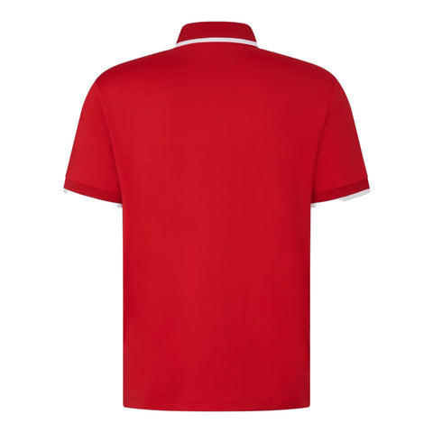 Rotes Poloshirt mit weißen Kontrastdetails an Kragen und Ärmelsaum