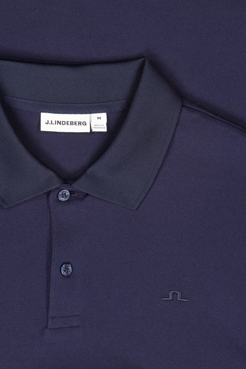 Nahaufnahme eines dunkelblau strukturierten J.Lindeberg Poloshirts (Größe M) mit sichtbarem Marken-Label, Polokragen und Knopfleiste