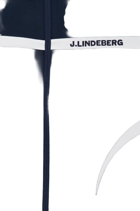 Nahaufnahme eines J.LINDEBERG Kleidungsstücks in Dunkelblau mit weißem Streifendesign und Markenlogo auf elastischem Band