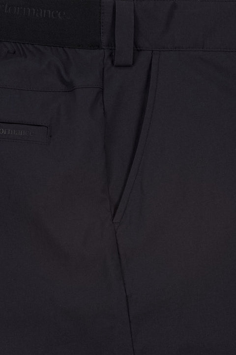 Detailaufnahme eines schwarzen Performance-Kleidungsstücks mit sichtbaren Nähten, Taschen und Markenlogo-Etikett