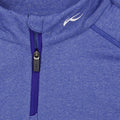 Nahaufnahme eines blauen Fleece-Sweatshirts mit violettem Reißverschluss, weißem Logo-Emblem auf der Brust und strukturiertem Textilmaterial