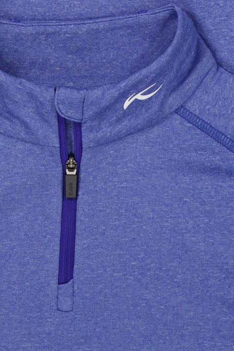 Nahaufnahme eines blauen Fleece-Sweatshirts mit violettem Reißverschluss, weißem Logo-Emblem auf der Brust und strukturiertem Textilmaterial