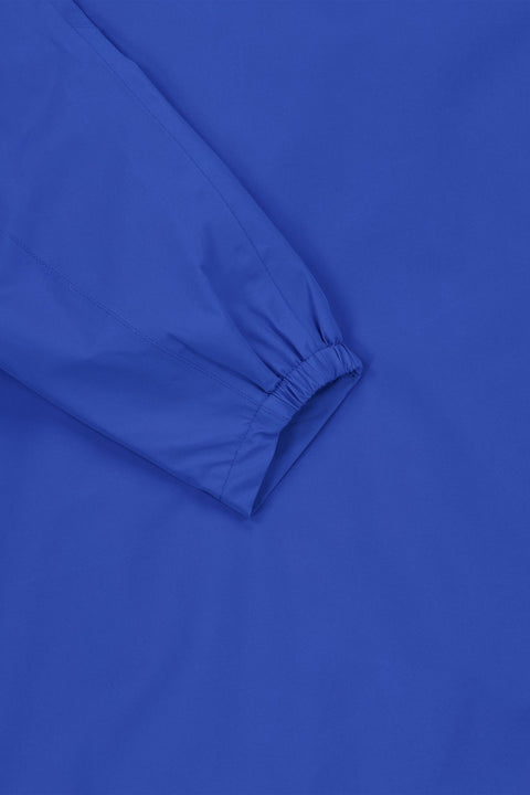 Nahaufnahme eines blauen Kleidungsstücks mit elastischem Gummizug am Ärmel, zeigt Details der Verarbeitung und Stofftextur