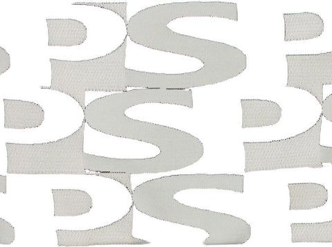 Nahaufnahme eines schwarzen und weißen gemusterten Textilprodukts mit geometrischem Design aus verschlungenen Formen und Buchstaben