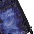 Nahaufnahme einer Daunenjacke mit Detailansicht des schwarzen Reißverschlusses, der blauen und schwarzen gesteppten Fütterung und der hochwertigen Verarbeitung