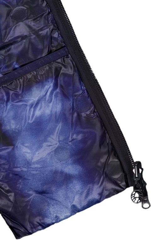 Nahaufnahme einer Daunenjacke mit Detailansicht des schwarzen Reißverschlusses, der blauen und schwarzen gesteppten Fütterung und der hochwertigen Verarbeitung