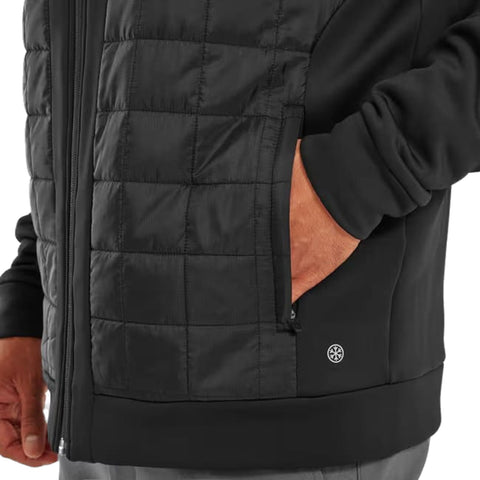 Nahaufnahme einer schwarzen gesteppten Jacke mit Reißverschluss und seitlicher Tasche