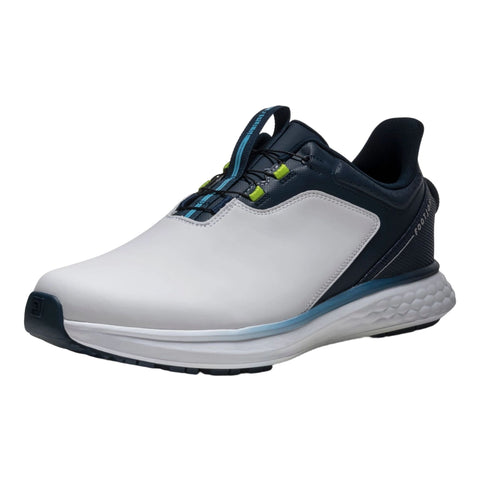 Weißer und dunkelblauer Laufschuh mit Mesh-Details, neongelben Schnürsenkeln und weißer Sohle, vor neutralem weißem Hintergrund