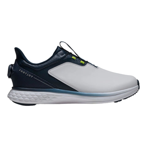 Footjoy Golfschuh mit weißem und dunkelblauem Obermaterial, weißer Sohle und Boa-Verschlusssystem, Seitenansicht auf weißem Hintergrund