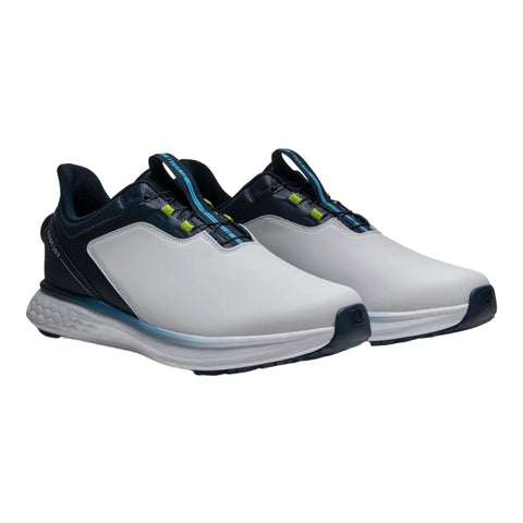 Paar weiße und dunkelblau Laufschuhe mit Mesh-Oberfläche, blauem Akzent und weißer Sohle, präsentiert auf neutralem weißem Hintergrund