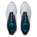 Overhead-Ansicht eines Paares schwarzer und grauer FootJoy Golfschuhe mit blauem und neongelben Akzenten, auf weißem Hintergrund