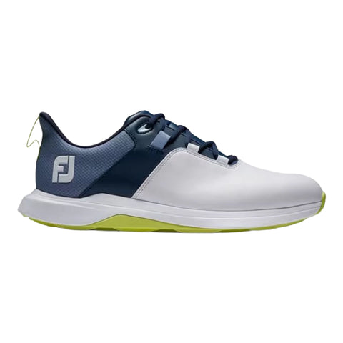 FootJoy Golfschuh mit weißem Leder-Obermaterial, dunkelblauem und grauem Mesh-Einsatz an der Ferse, weißer Sohle mit neongelb-grünem Akzent, Schnürverschluss, Seitenansicht auf neutralem weißem Hintergrund