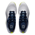 Draufsicht auf ein Paar weiße und dunkelblau Golfschuhe mit neongelben Akzenten und FootJoy-Logo, auf neutralem weißem Hintergrund