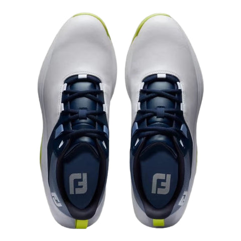 Draufsicht auf ein Paar weiße und dunkelblau Golfschuhe mit neongelben Akzenten und FootJoy-Logo, auf neutralem weißem Hintergrund