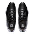 Draufsicht auf ein Paar schwarzer FootJoy Golfschuhe mit weißer Sohle auf neutralem weißem Hintergrund