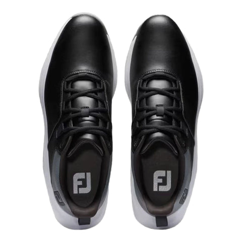 Draufsicht auf ein Paar schwarzer FootJoy Golfschuhe mit weißer Sohle auf neutralem weißem Hintergrund