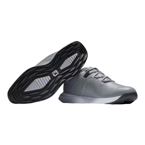 Graue und dunkelblaue Golfschuhe mit schwarzer Sohle, gezeigt in Seitenansicht und Sohlenansicht auf weißem Hintergrund