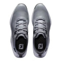 Overhead-Ansicht eines Paares grauer FootJoy Golfschuhe mit Schnürsystem auf weißem Hintergrund