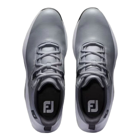 Overhead-Ansicht eines Paares grauer FootJoy Golfschuhe mit Schnürsystem auf weißem Hintergrund
