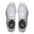 Overhead-Ansicht eines Paares weißer Golfschuhe mit weißen Schnürsenkeln und FJ-Logo auf der Innenseite, auf neutralem weißem Hintergrund