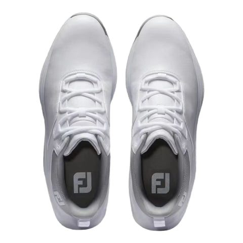 Overhead-Ansicht eines Paares weißer Golfschuhe mit weißen Schnürsenkeln und FJ-Logo auf der Innenseite, auf neutralem weißem Hintergrund