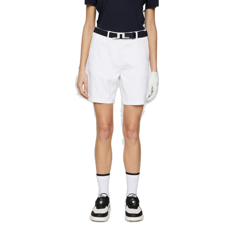 Weiße Golfshorts mit schwarzem Gürtel und passenden Sneakern