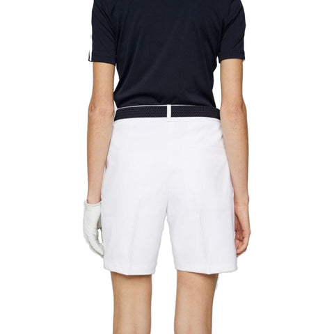 Rückansicht einer Person mit weißer Golfshorts und schwarzem Polo-Shirt
