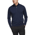 Männlicher Modell trägt einen marineblauen Reißverschluss-Pullover und schwarze Hose