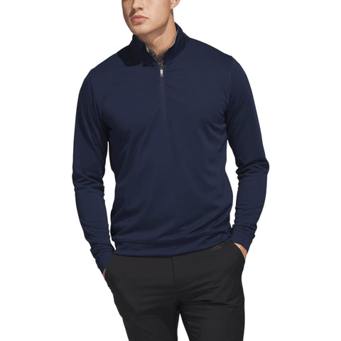 Männlicher Modell trägt einen marineblauen Reißverschluss-Pullover und schwarze Hose