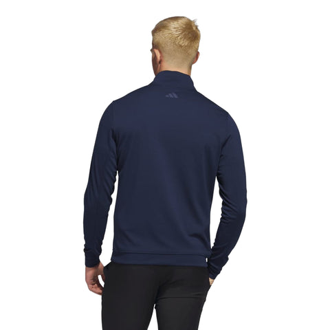 Rückansicht eines Mannes in einem dunkelblauen Adidas Sweatshirt mit Stehkragen und schwarzer Hose