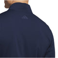 Nahaufnahme eines dunkelblauen Adidas Sportoberteil von hinten mit Adidas Logo