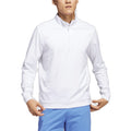 Weißer Herren-Pullover mit halbem Reißverschluss und blauer Hose
