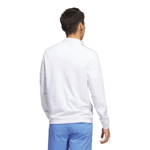 Rückansicht einer Person in weißem Langarm-Oberteil und blauen Hosen