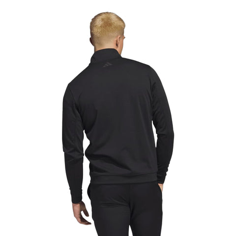 Schwarze Trainingsjacke von hinten an einem männlichen Modell mit blondem Haar