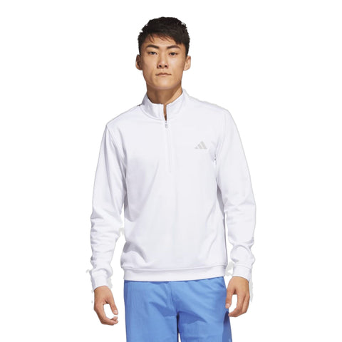 Weißer Adidas Herren-Pullover mit halbem Reißverschluss und blauer Hose