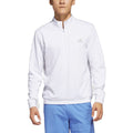 Weißer Adidas Herren-Pullover mit halbem Reißverschluss und blauer Hose