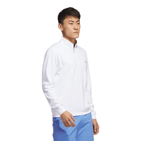 Weißer Herren-Pullover mit Reißverschluss und blauer Hose