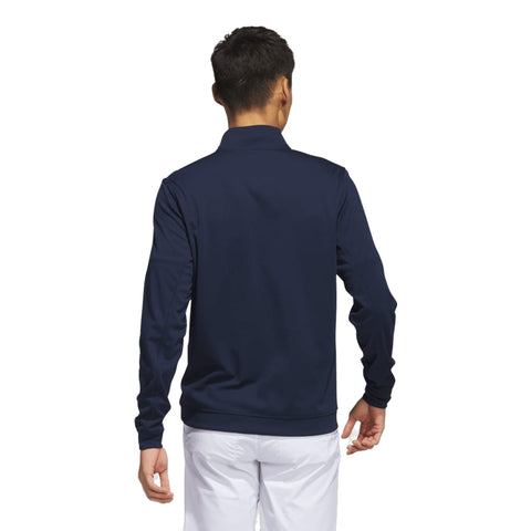Rückansicht eines Mannes in einer dunkelblauen Jacke und weißer Hose