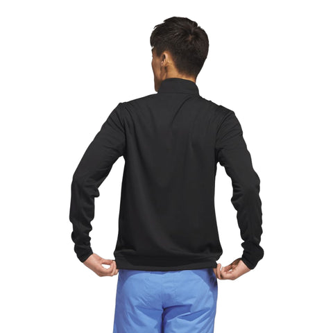 Rückansicht einer Person in schwarzem Oberteil und blauen Hosen